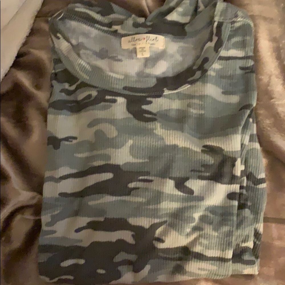 Short sleeve camouflaged top